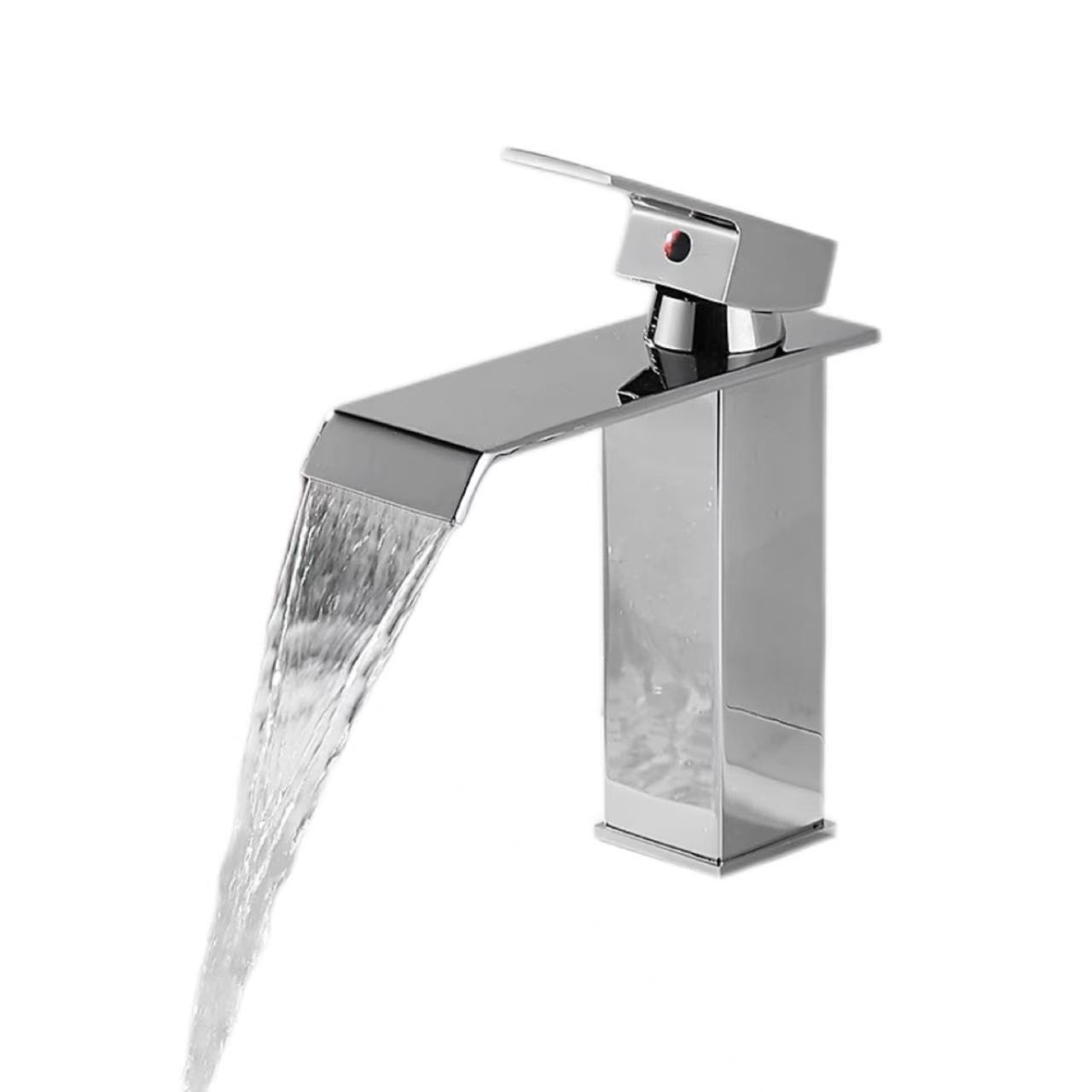 Rubinetto d'acqua calda è fredda à cascata cromata à beccu piatta